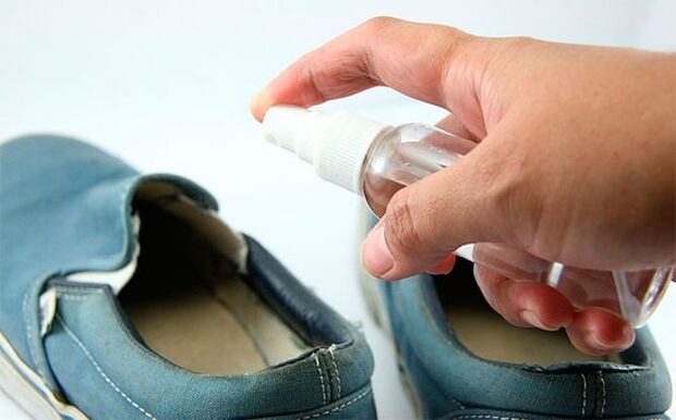 A gomba kezelése során a cipőt speciális oldattal kell kezelni. 