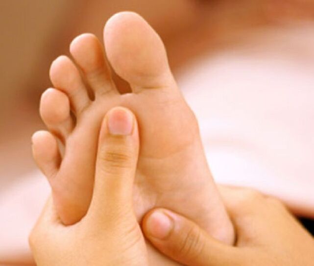 A gombás fertőzés elsősorban a láb bőrének hámlásában és viszketésben nyilvánul meg. 
