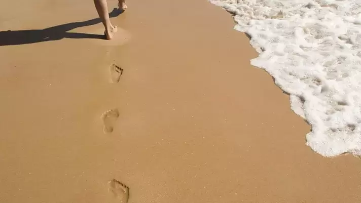 lábnyomok a homokos parton